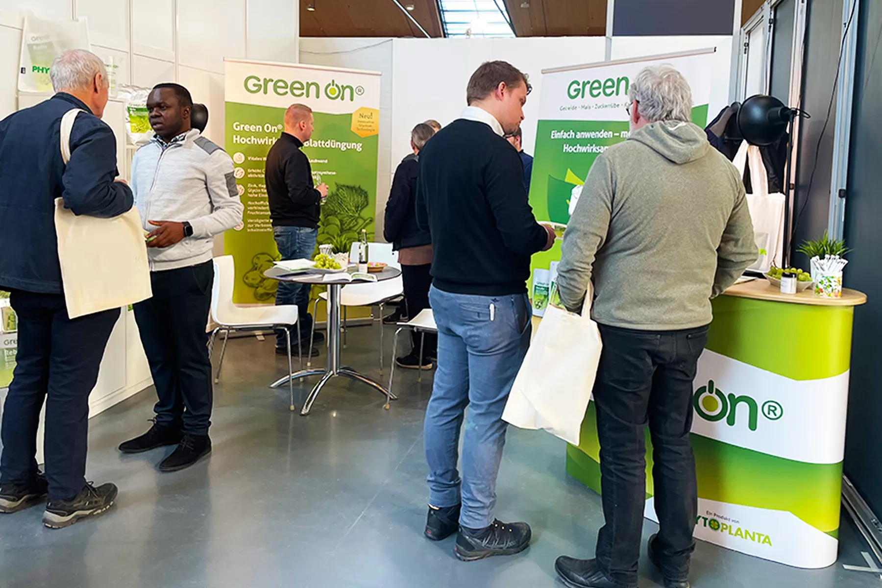 Besucher der Winzer-Service-Messe am Phytoplanta Messestand