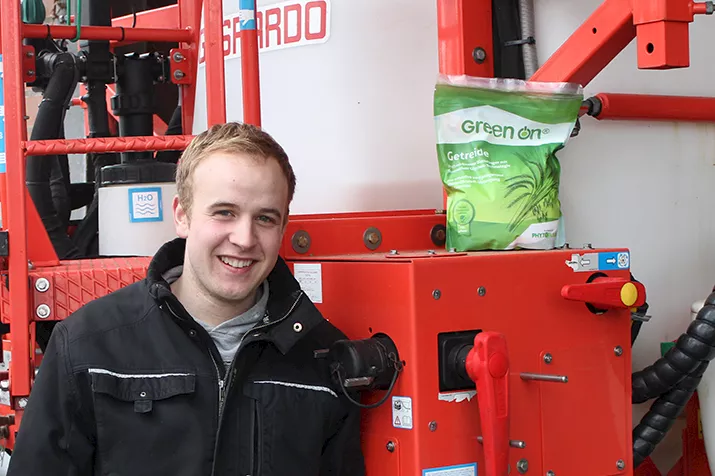 Landwirt Green On Produkt vor Spritzmaschine